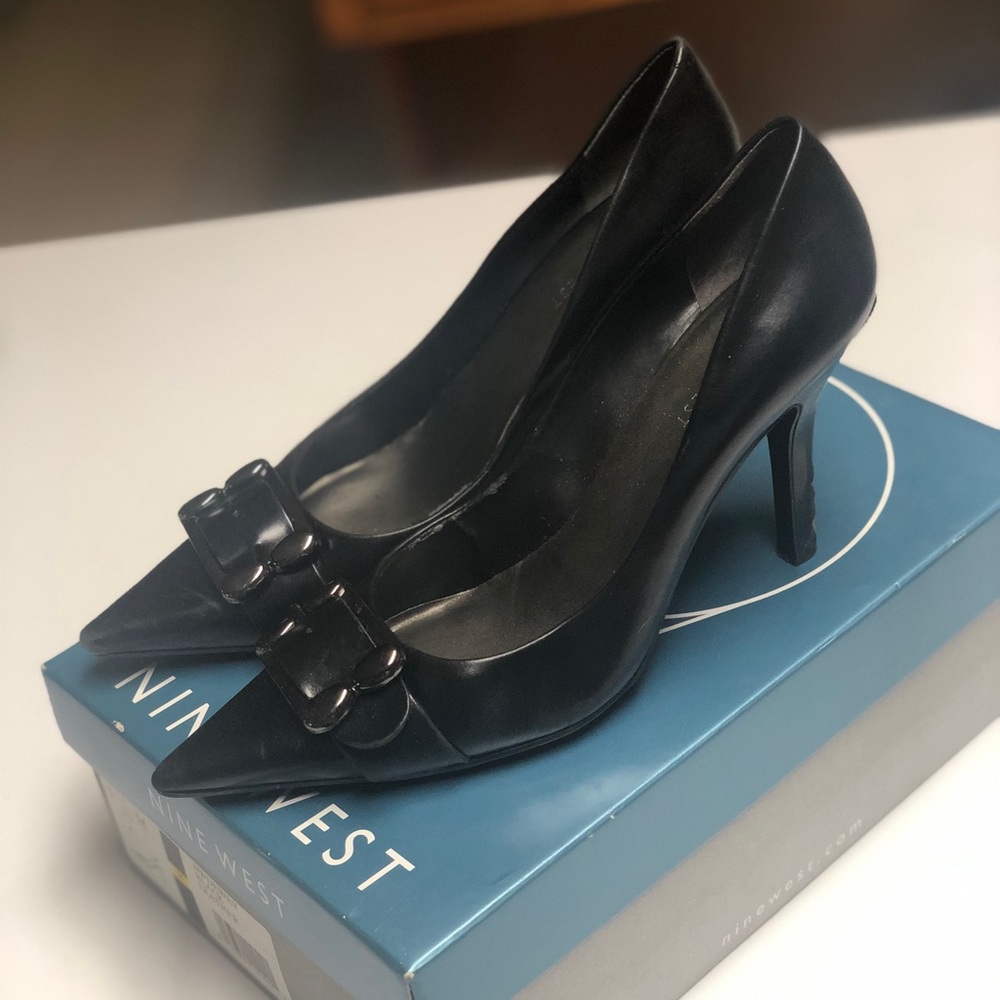 Nine West Size 7 Medium Black Pointed Leather Pumps with Buckle.3.5 Inch Heel.
